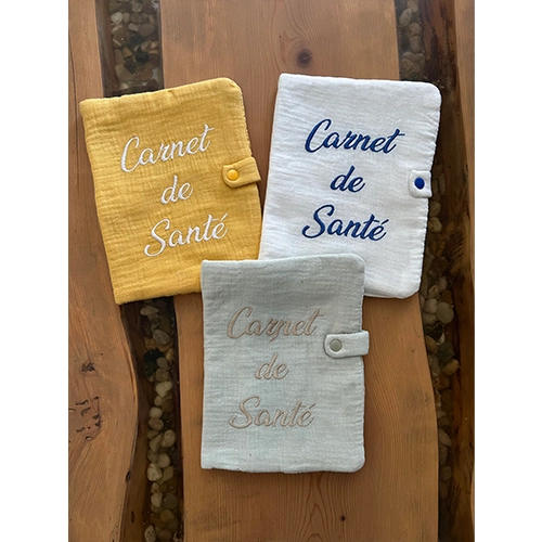 Carnet de santé brodé